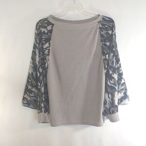 NWOT Women's Oversized Grey Camouflage Dolman Sleeve Top - Size L Large